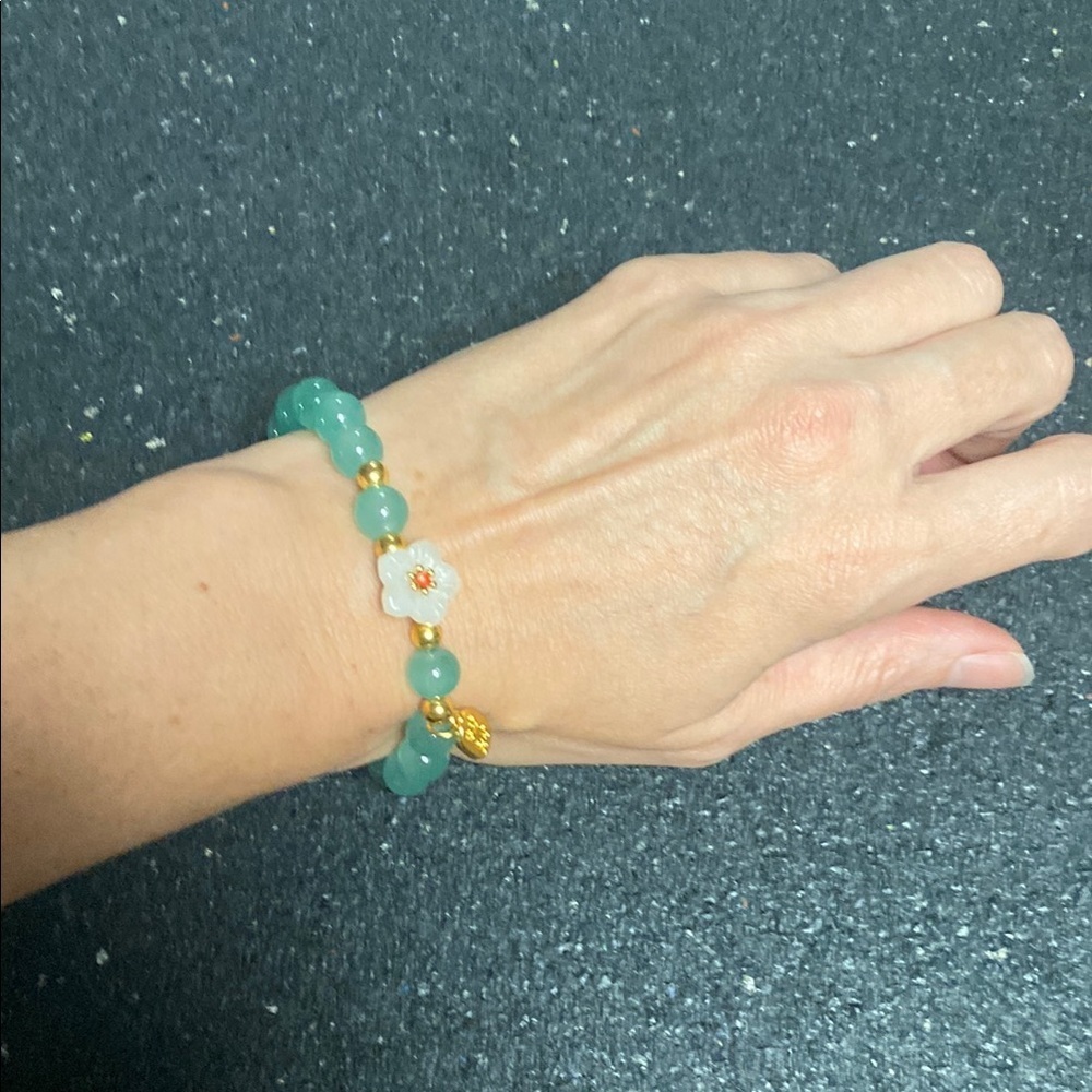 Green Stone and Gold Beaded Flower Bracelet